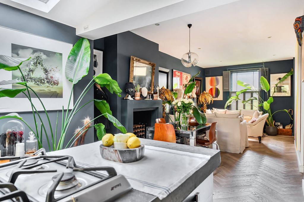Property photo 1 of 11 Kitchen / Lounge