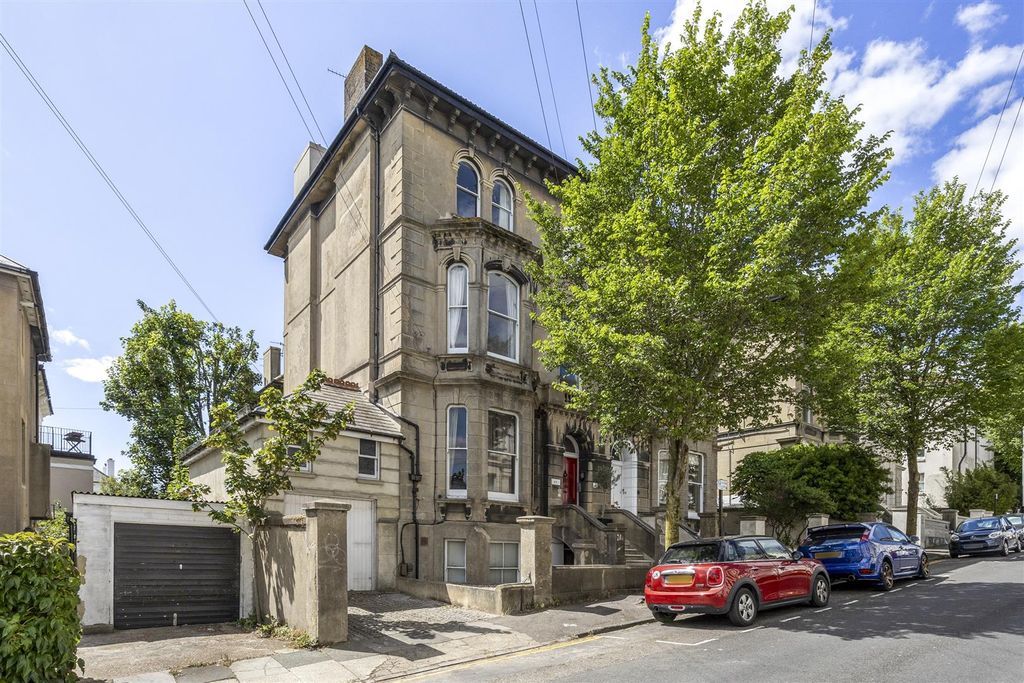 Property photo 1 of 15 Albert Road, 24, Flat 2-014.Jpg