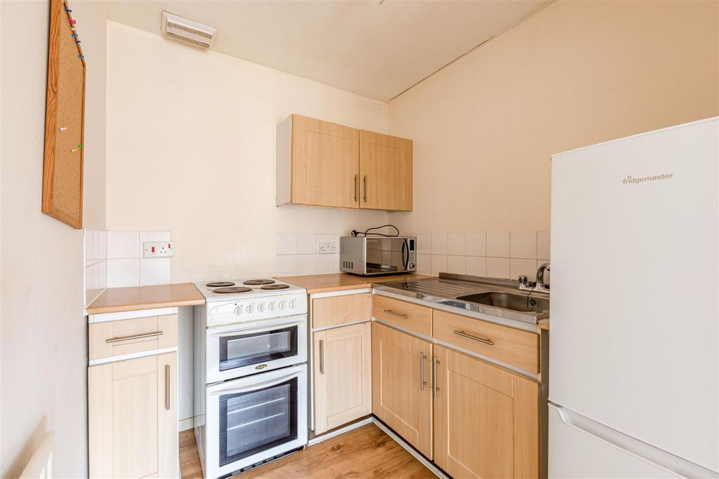 Property photo 2 of 11 Gate Court, Gateway, Weybridge, Kt13 8Nw - 14.Jpg