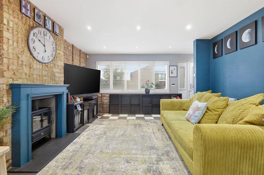 Property photo 2 of 12 Lounge