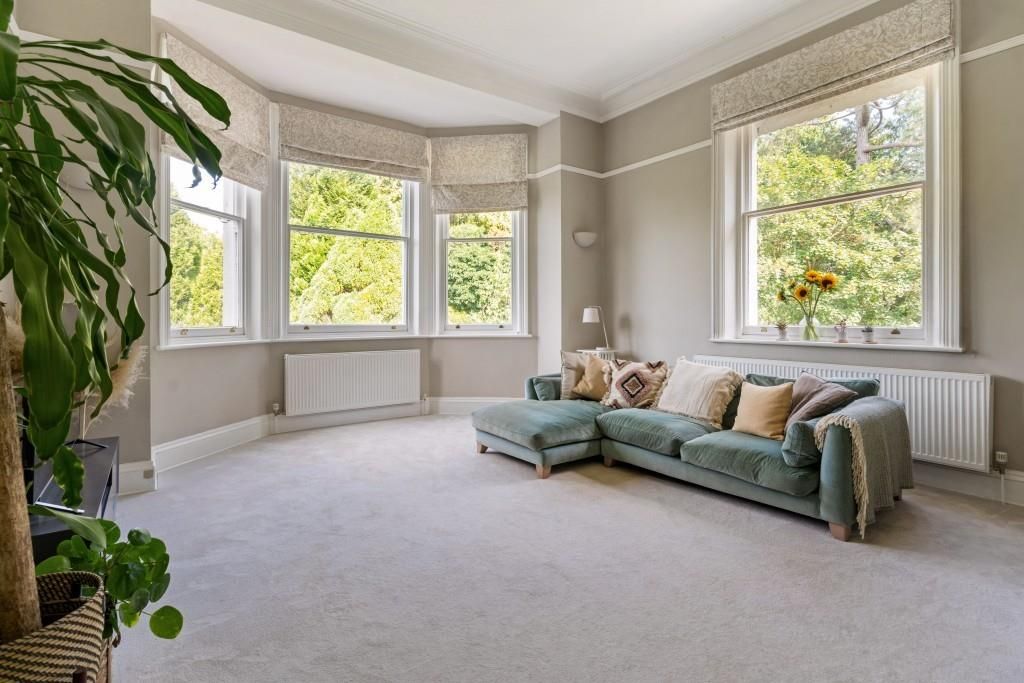 Property photo 2 of 18 75862_Flat 5, Pixham Firs, Pixham Lane  (10).Jpg