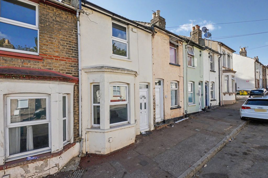 Property photo 1 of 10 3 Bed Terraced House To Rent Castle Road, Chatham Me4