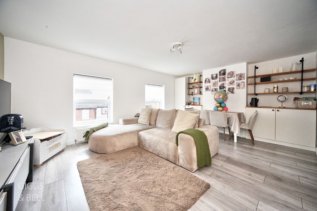 Property photo 2 of 13 4264391
