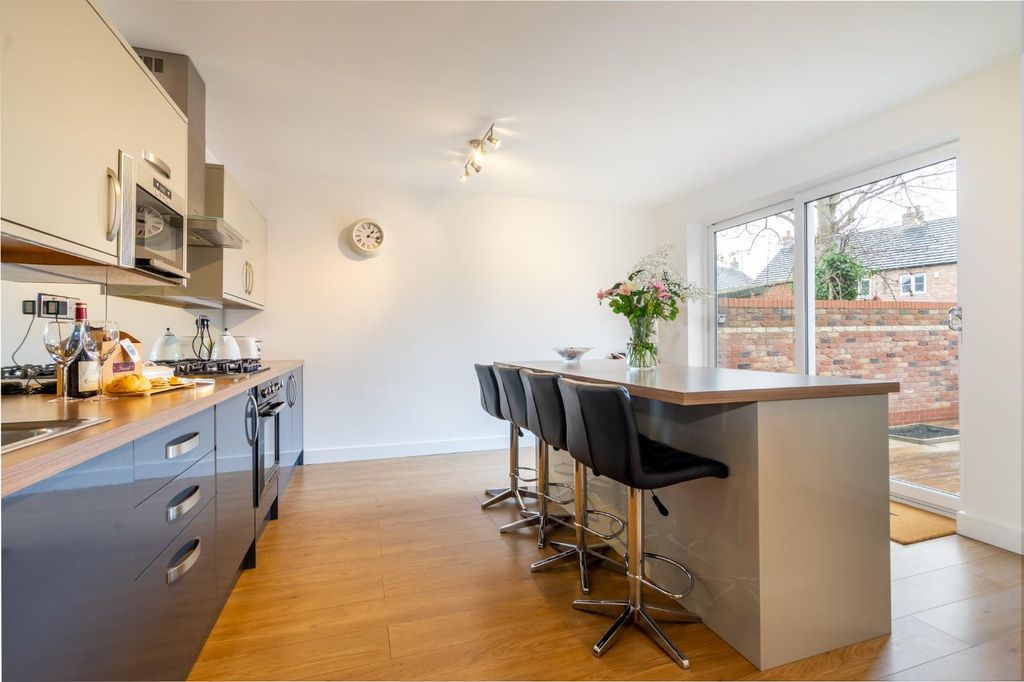 Property photo 3 of 16 Kitchen