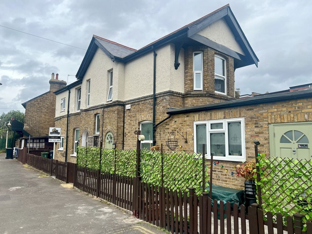 Property photo 1 of 15 A Charming Semi-Detached House With Traditional Br...