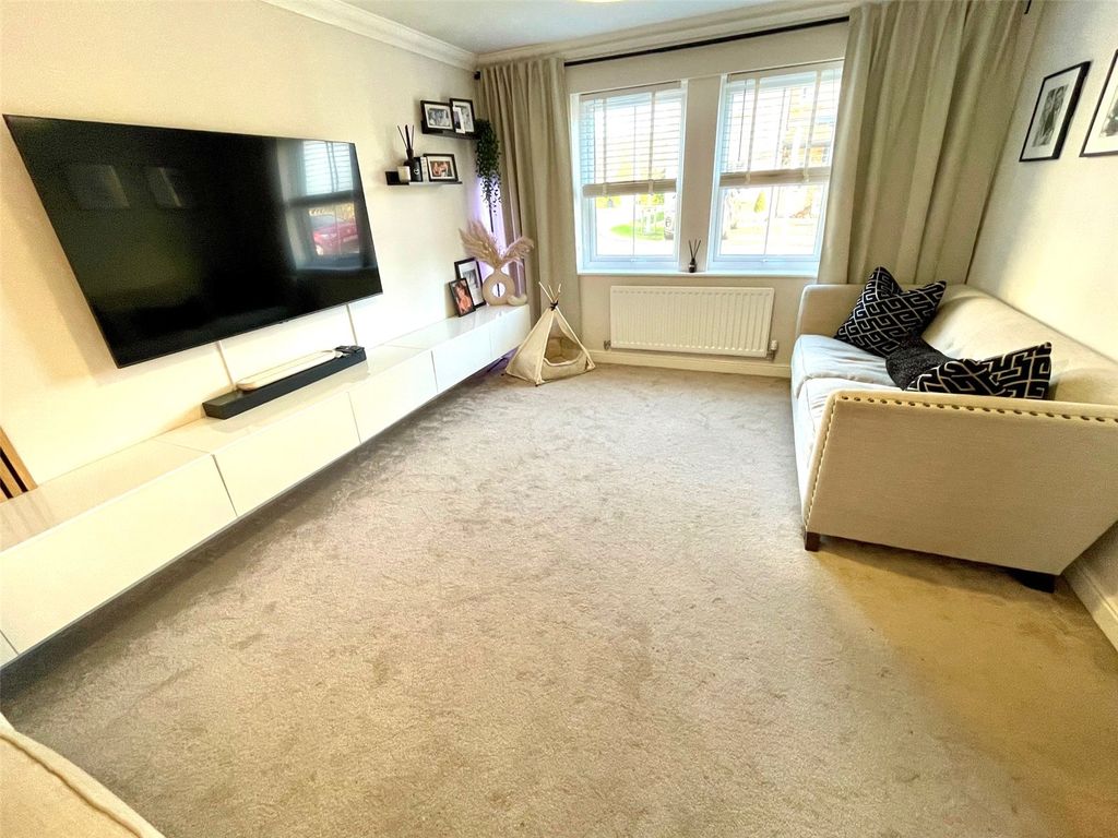 Property photo 3 of 17 Lounge