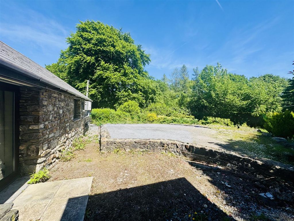 Property photo 3 of 7 Grounds