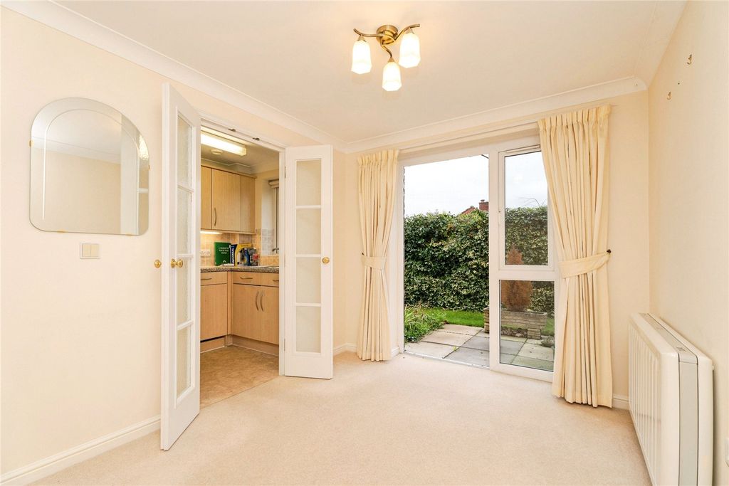 Property photo 2 of 11 Lounge