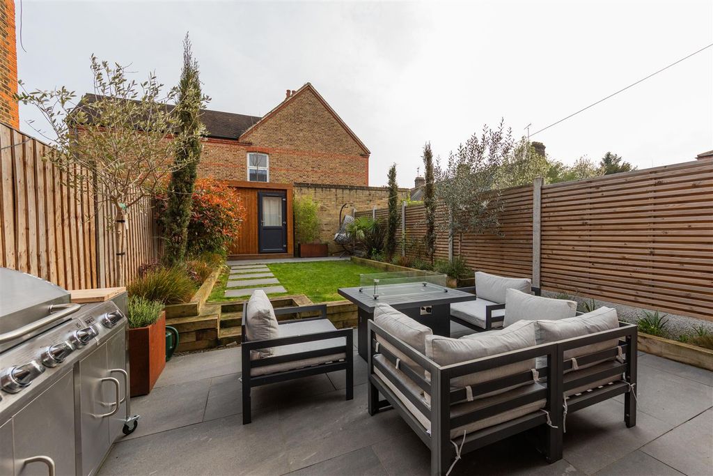 Property photo 2 of 23 Badlis Road, E17