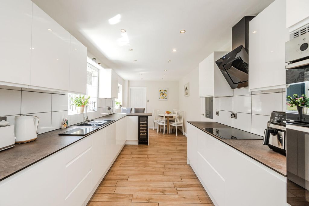 Property photo 2 of 30 Kitchen