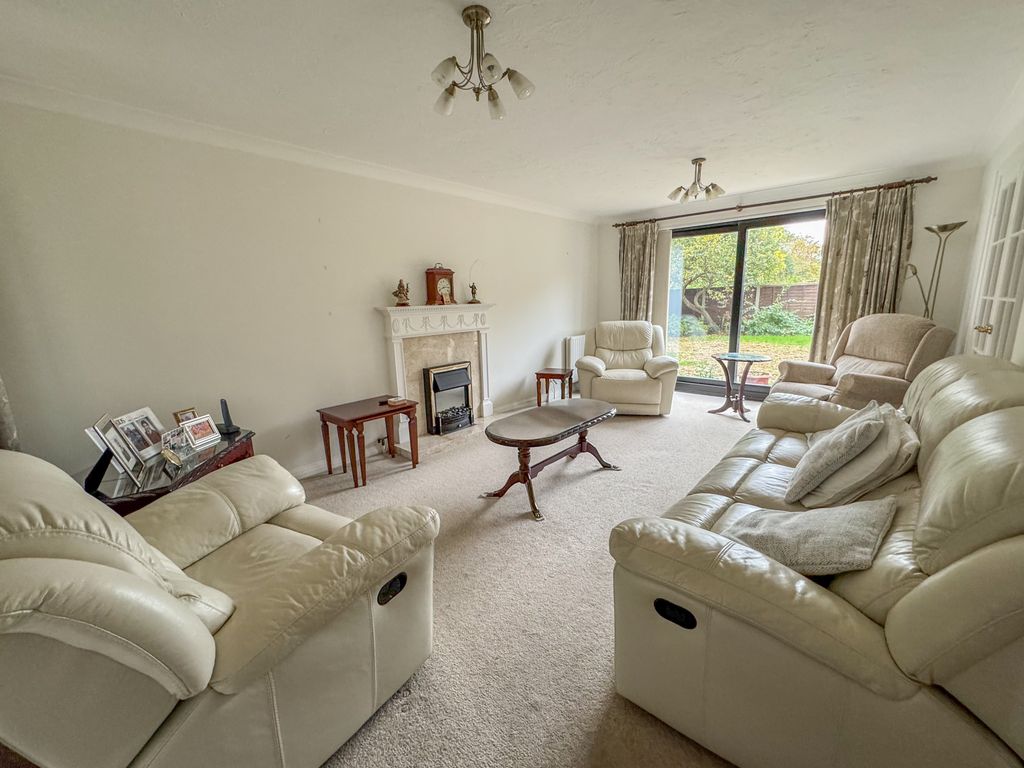 Property photo 3 of 27 Lounge 1