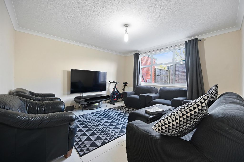 Property photo 2 of 10 Rcar- Popes Lane10.Jpg