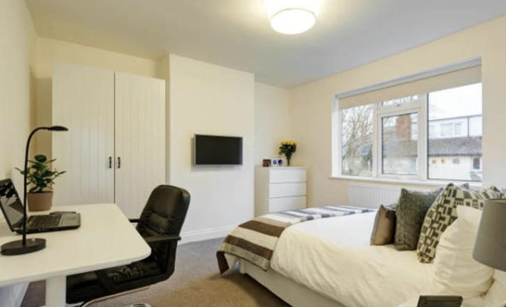 Property photo 2 of 9 Bright, Neatly Furnished Double Bedroom With A Com...