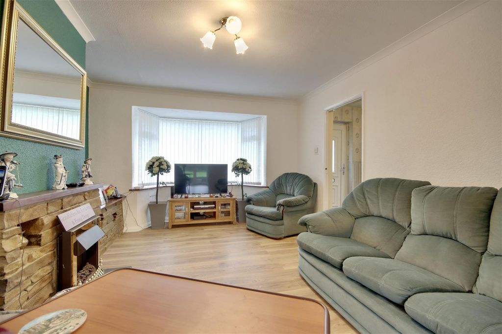 Property photo 3 of 11 Lounge
