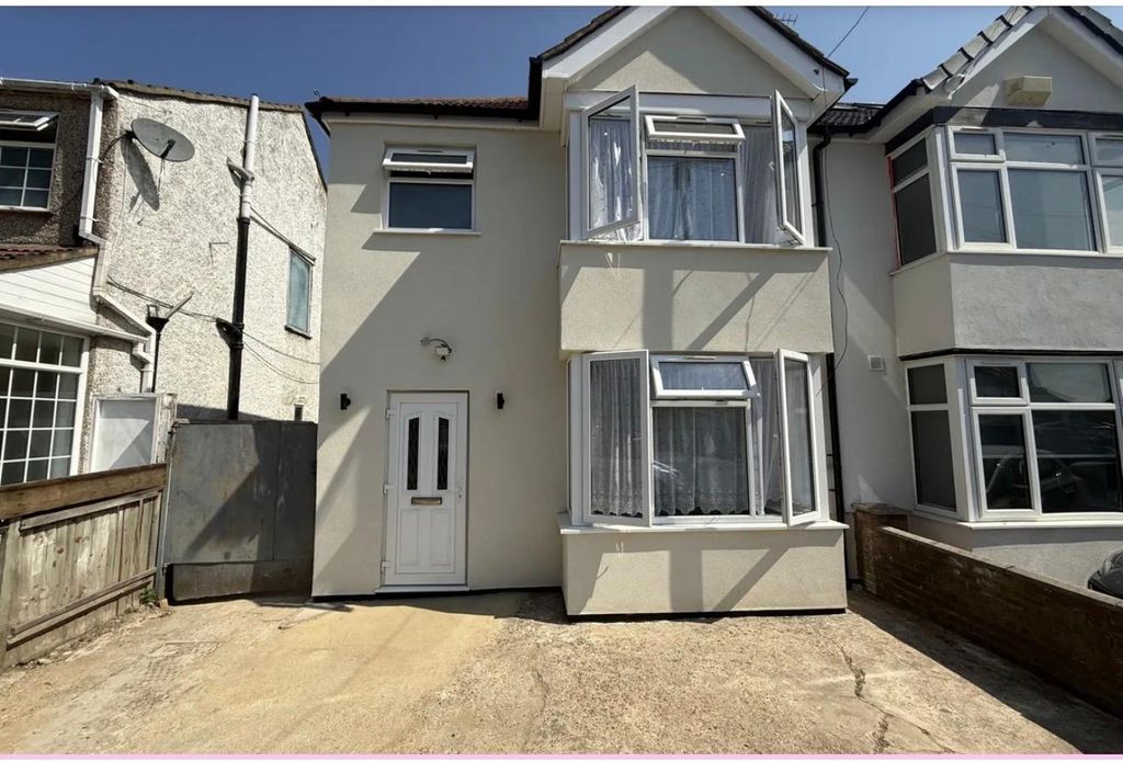 Property photo 1 of 7 3 Bed Semi-Detached House To Rent Mount Road, Hayes Ub3