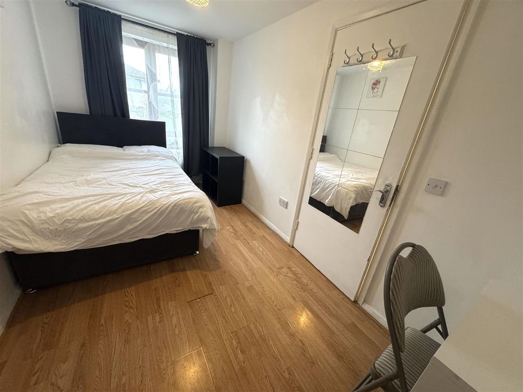 Property photo 2 of 7 Option 1 - Room 1