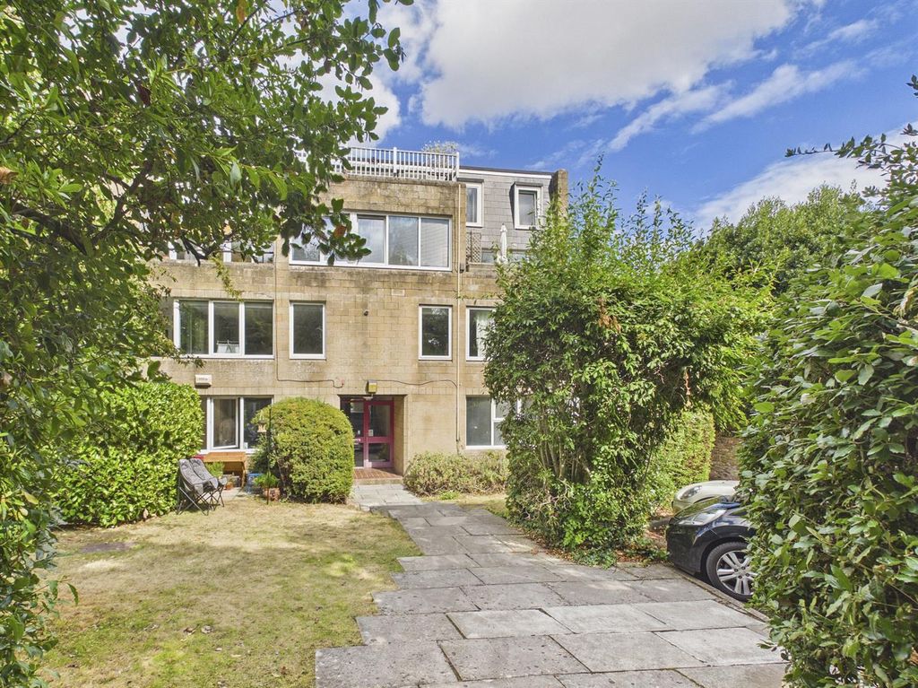 Property photo 3 of 12 10 - Two-Bedroom Flat With Garage In Clifton.Jpg