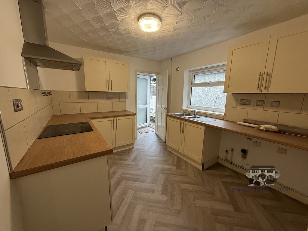 Property photo 3 of 10 Kitchen