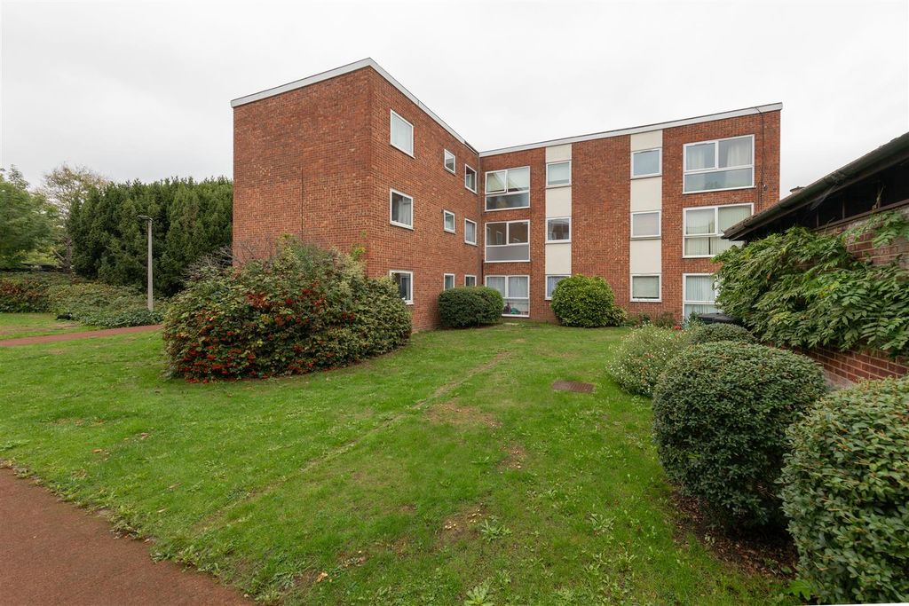Property photo 1 of 17 Gordon Road, E18