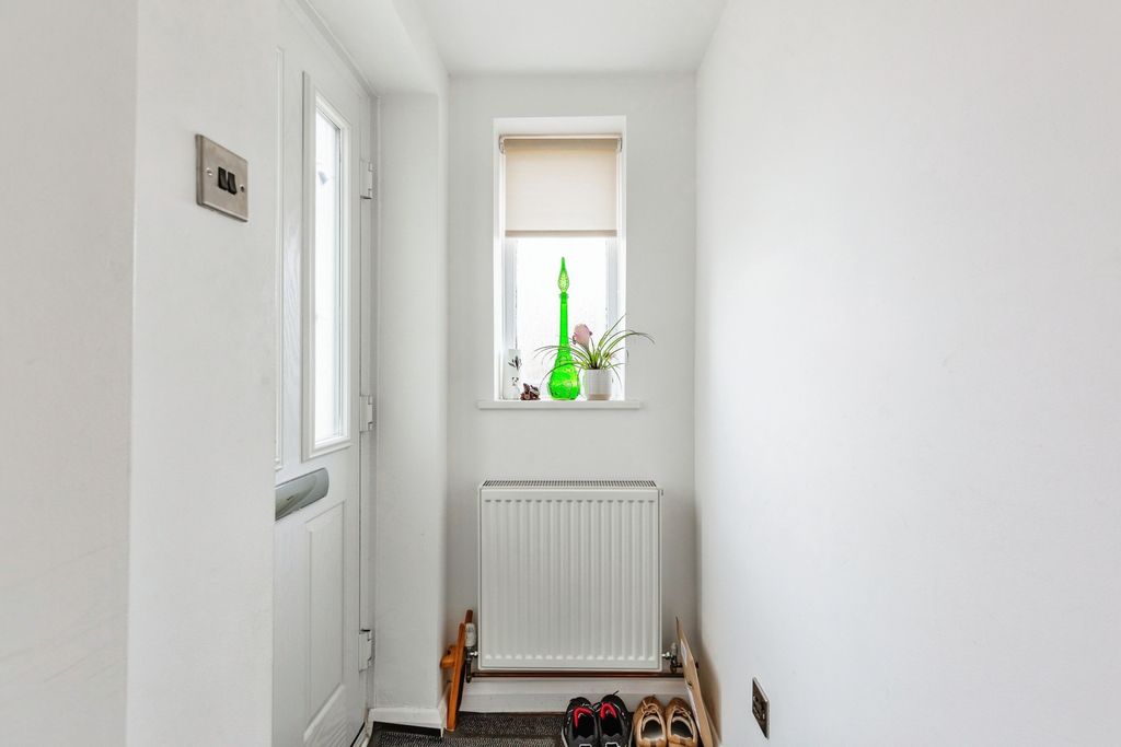 Property photo 2 of 18 Entrance Porch