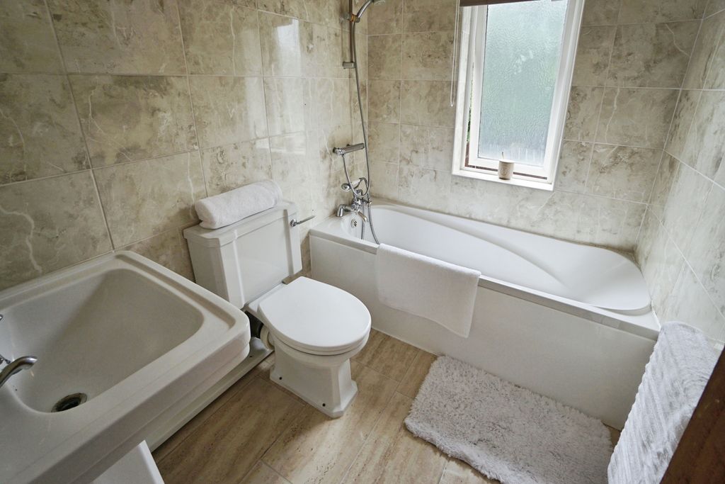 Property photo 3 of 17 Bathroom