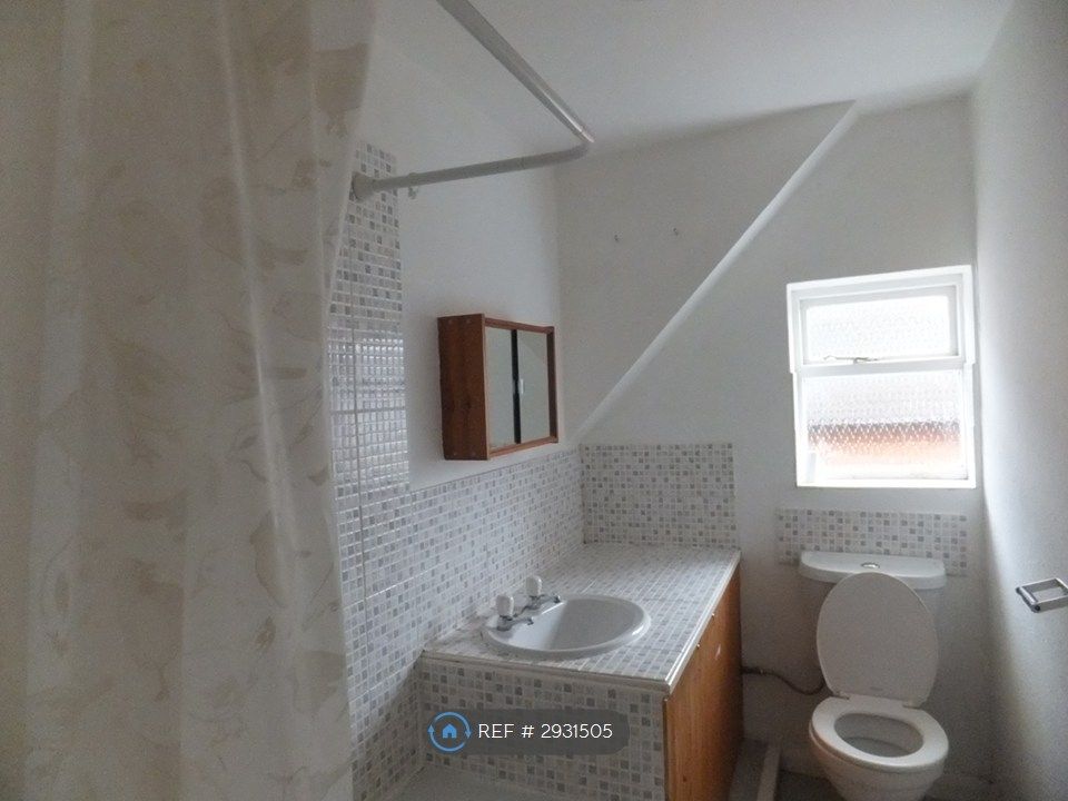 Property photo 2 of 9 Bathroom