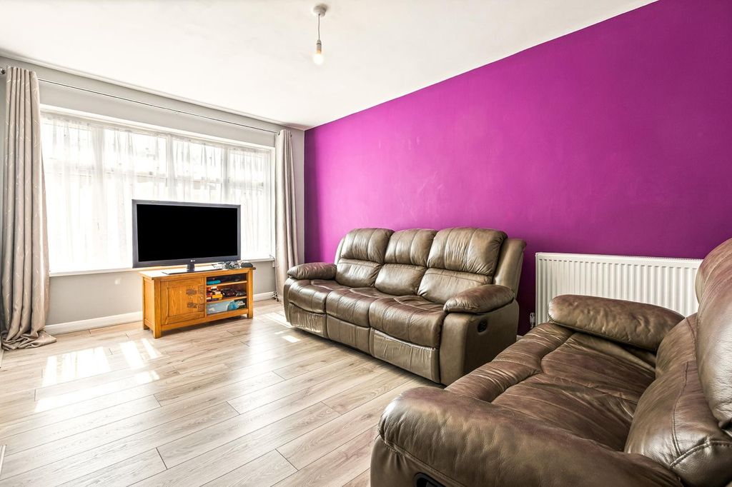 Property photo 2 of 20 Lounge 2