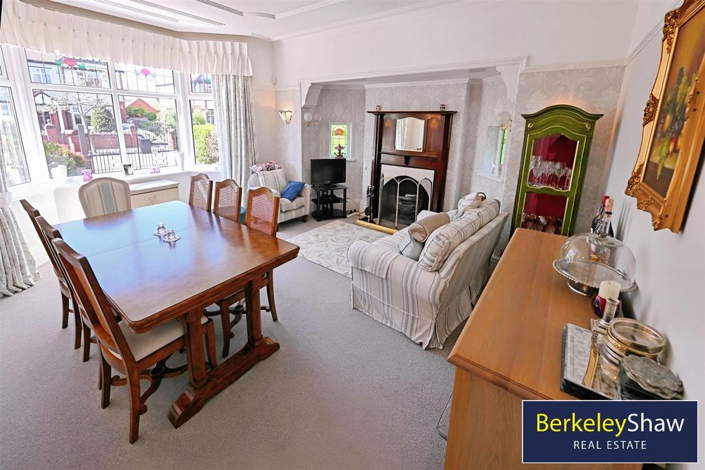 Property photo 3 of 40 Dining Room