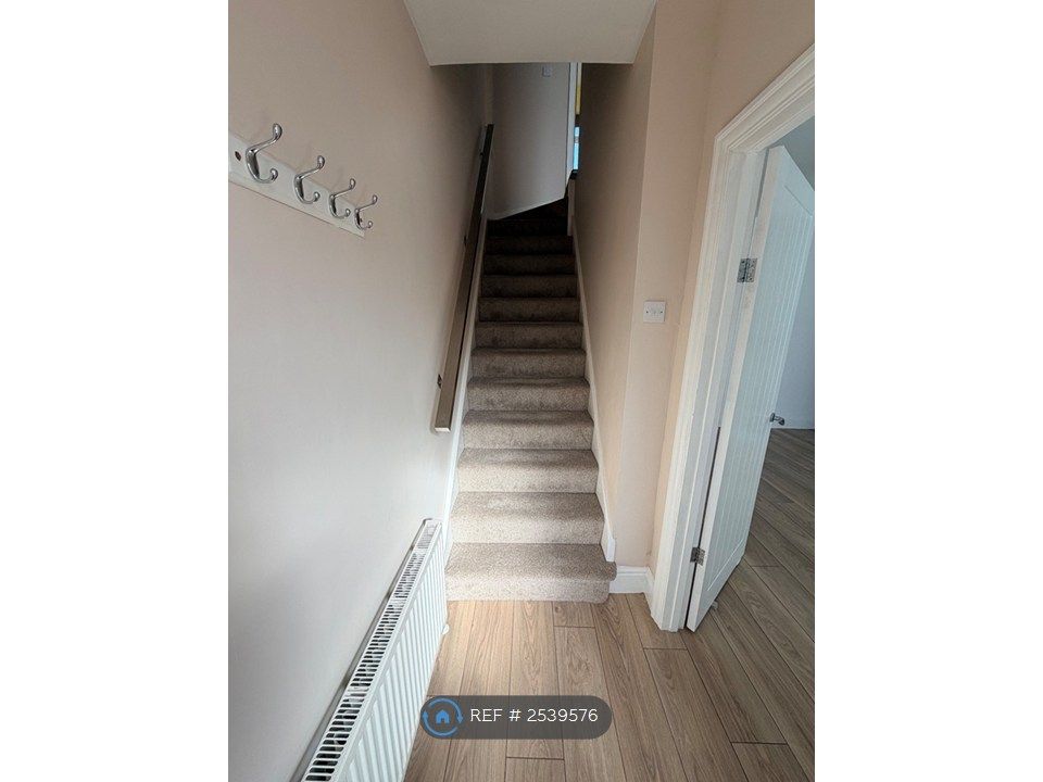 Property photo 3 of 17 Stairwell