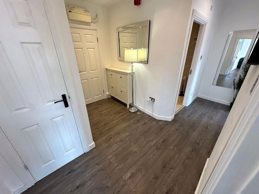 Property photo 3 of 14 Hallway