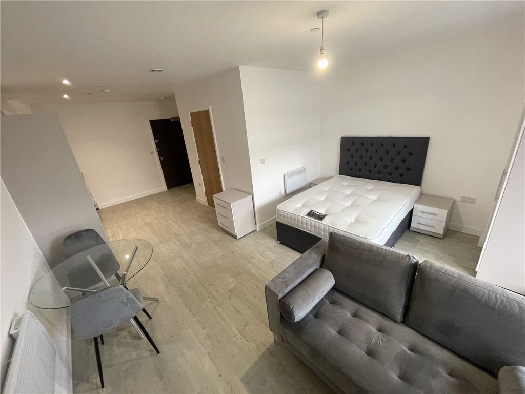 Property photo 1 of 6 Bedroom/Lounge