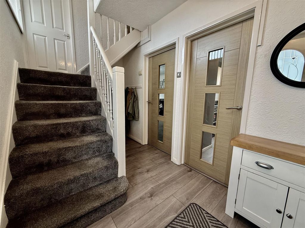 Property photo 2 of 10 Entrance Hall