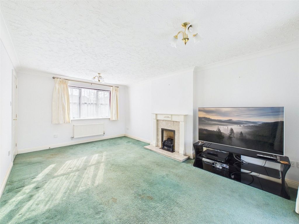 Property photo 3 of 17 Living Alt