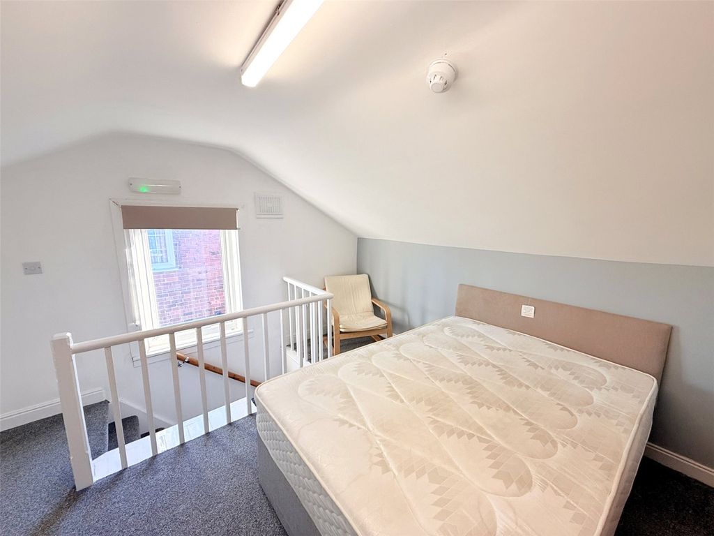 Property photo 3 of 9 Room