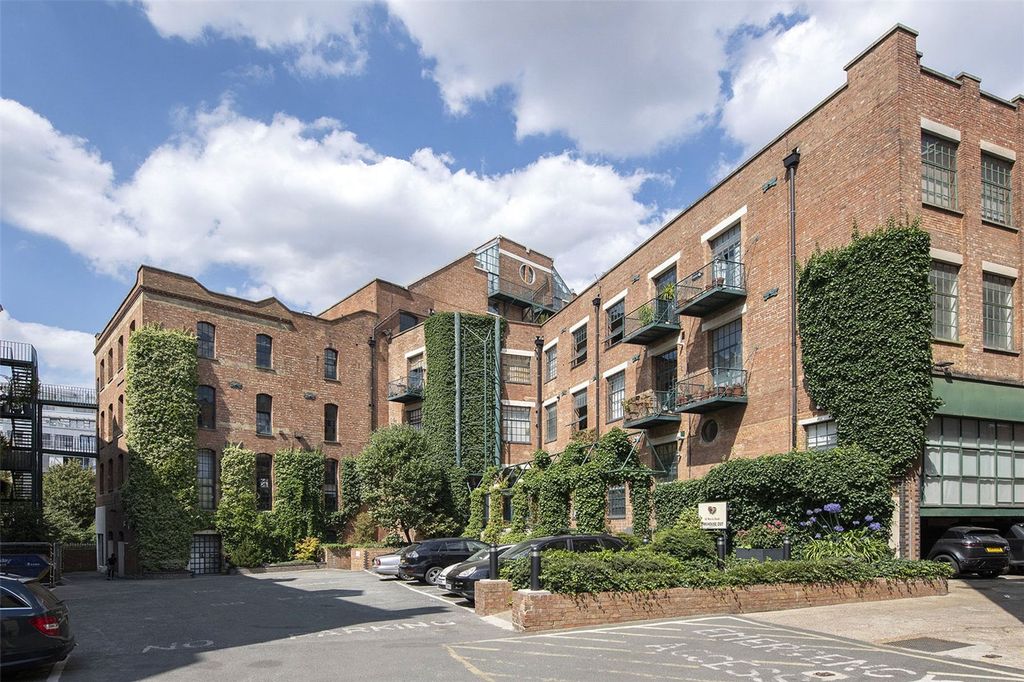 Property photo 3 of 15 Spratt's Factory E14