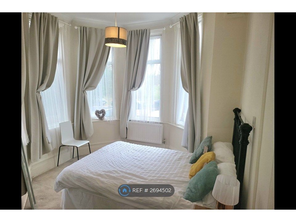 Property photo 2 of 10 Beautiful Bay Window Bed Position 1