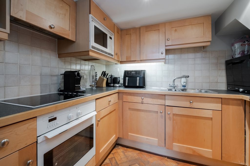 Property photo 3 of 9 Rosebery Avenue