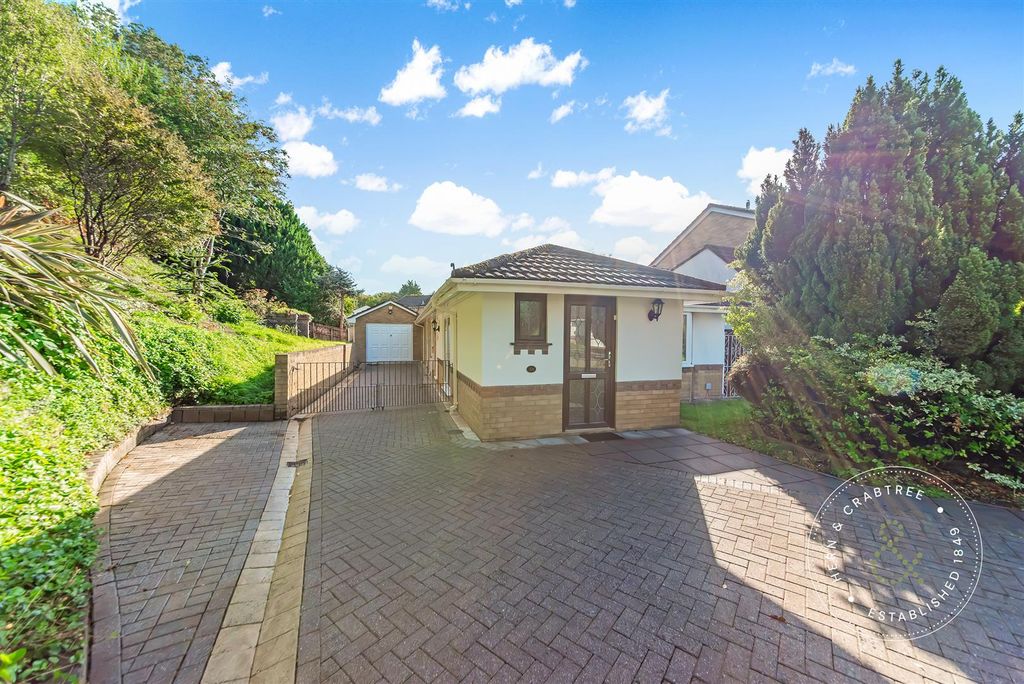 Property photo 1 of 34 Silver-Birch-Close-31.Jpg