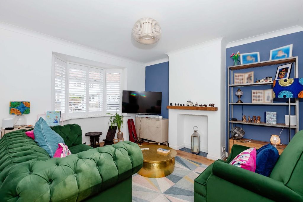 Property photo 2 of 16 Adur Drive_11.Jpg