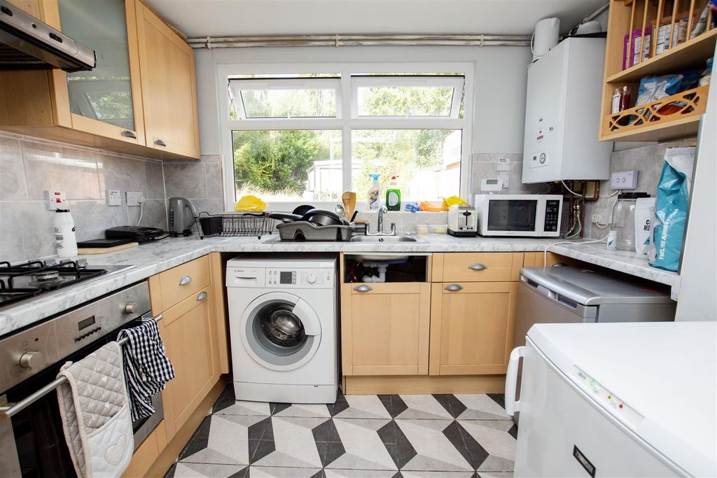 Property photo 3 of 9 Kitchen
