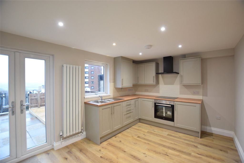 Property photo 3 of 11 Kitchen