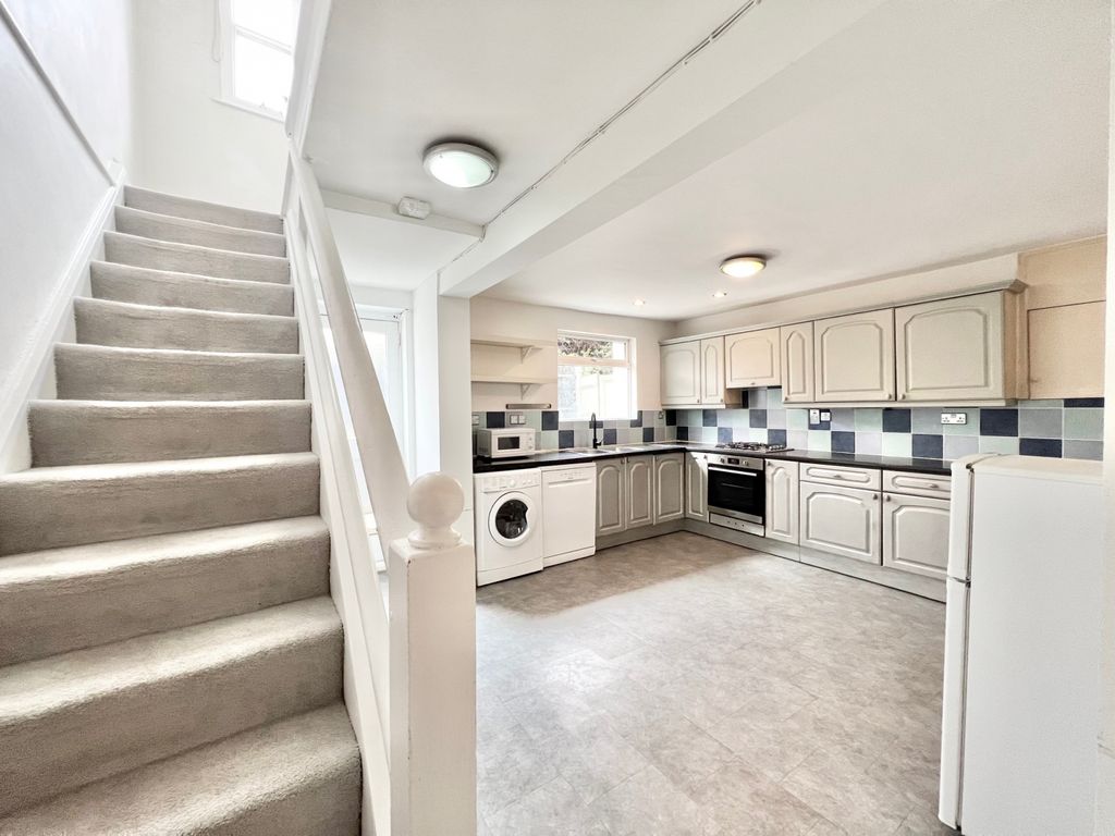 Property photo 1 of 12 2 Bedroom Split Level Flat For Rent