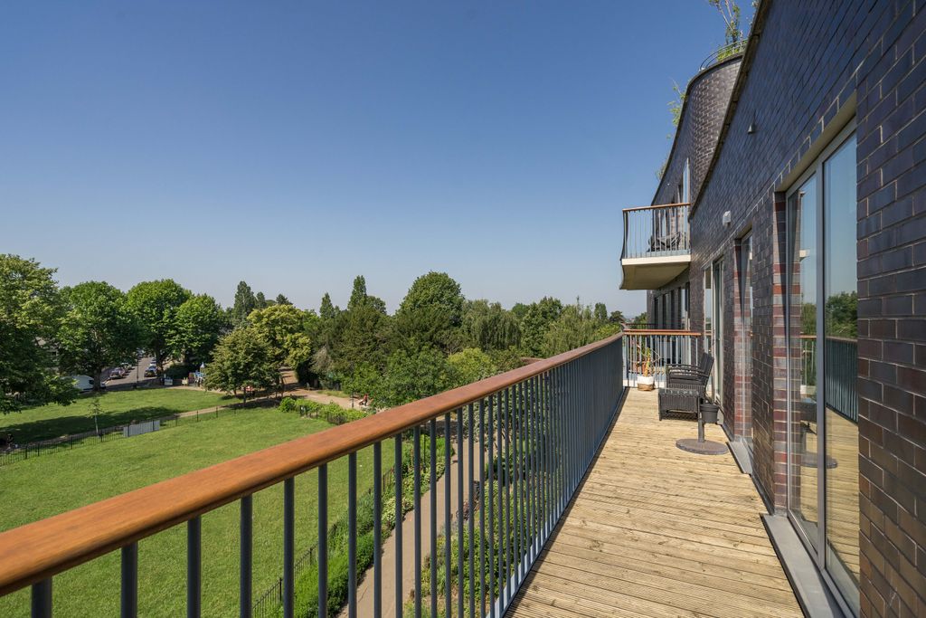 Property photo 2 of 17