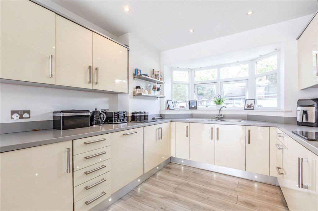 Property photo 3 of 18 Kitchen