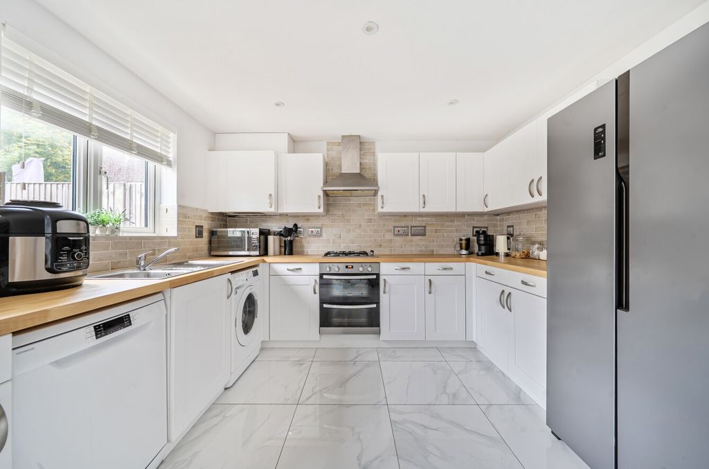 Property photo 3 of 9 1365268-3-68Ecc70...