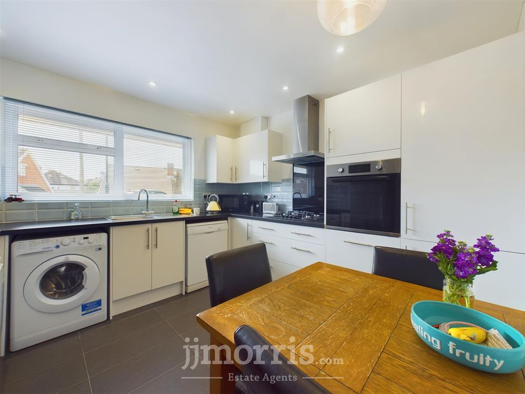 Property photo 2 of 31 Kitchen