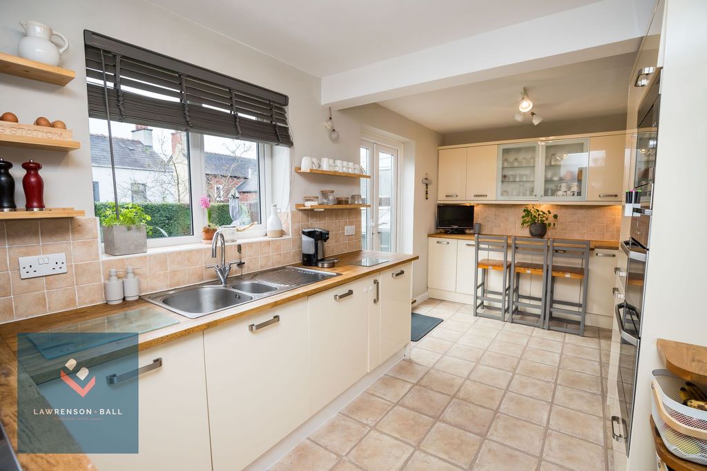 Property photo 3 of 29 Breakfast Kitchen