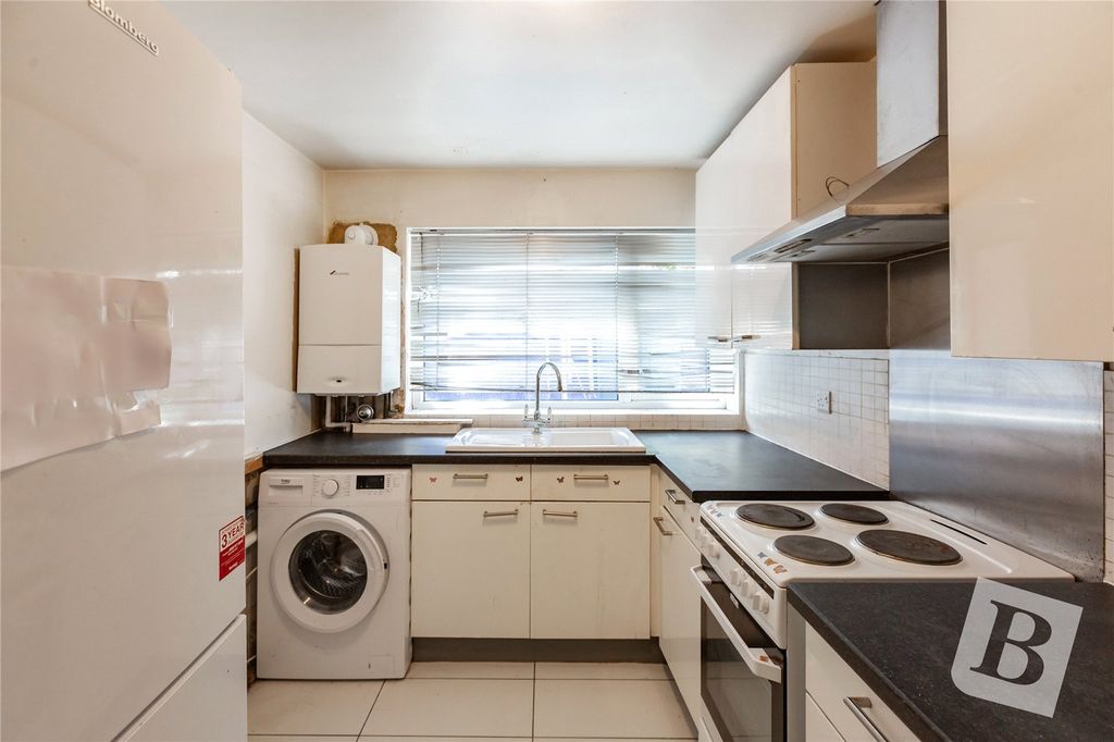 Property photo 2 of 9 Kitchen