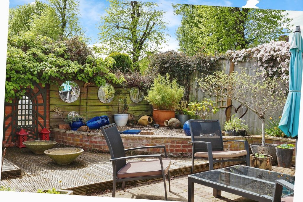 Property photo 3 of 18 Garden