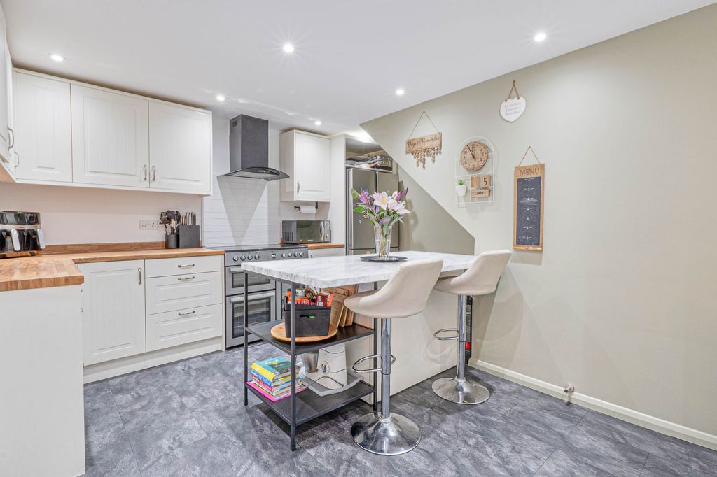 Property photo 2 of 22 Kitchen/Breakfast Room